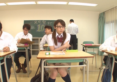 Đang trong lớp toàn nam sinh Ayu Sakurai mới nhớ mình không mặc đồ lót và cái kết sưng lồn